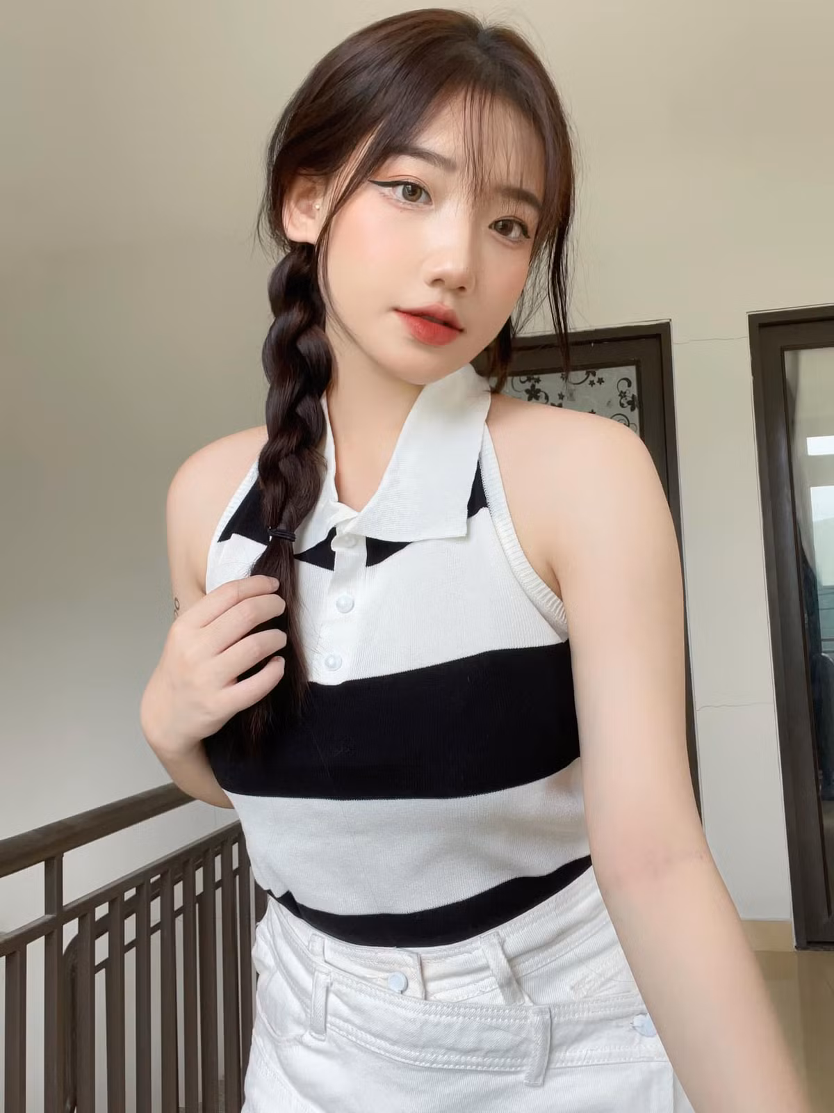 Nhiều ý kiến còn cho rằng vẻ đẹp trong sáng và thánh thiện của nữ sinh này như truyền cả năng lượng tích cực đến những người xung quanh.