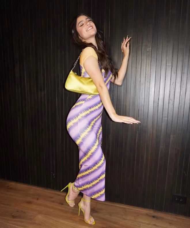 Thân hình không chút mỡ thừa ở tuổi 17 của Charli D'Amelio dường như là "vũ khí" làm cô nàng luôn nổi bật ở mọi lúc mọi nơi.