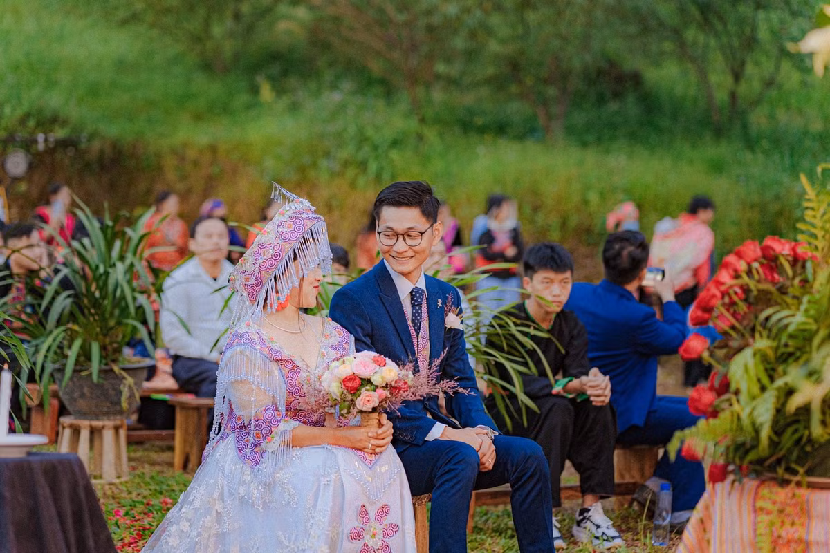 Đám cưới vùng cao này là của cô nàng Xuv Haam (tên thật là Hảng Thị Sú), người H'mông, hiện đang sống và làm du lịch cộng đồng tại bản Sin Suối Hồ tại Lai Châu. Và chú rể là anh Nguyễn Thanh Ngọc (28 tuổi), hiện đang làm nghề chụp ảnh.