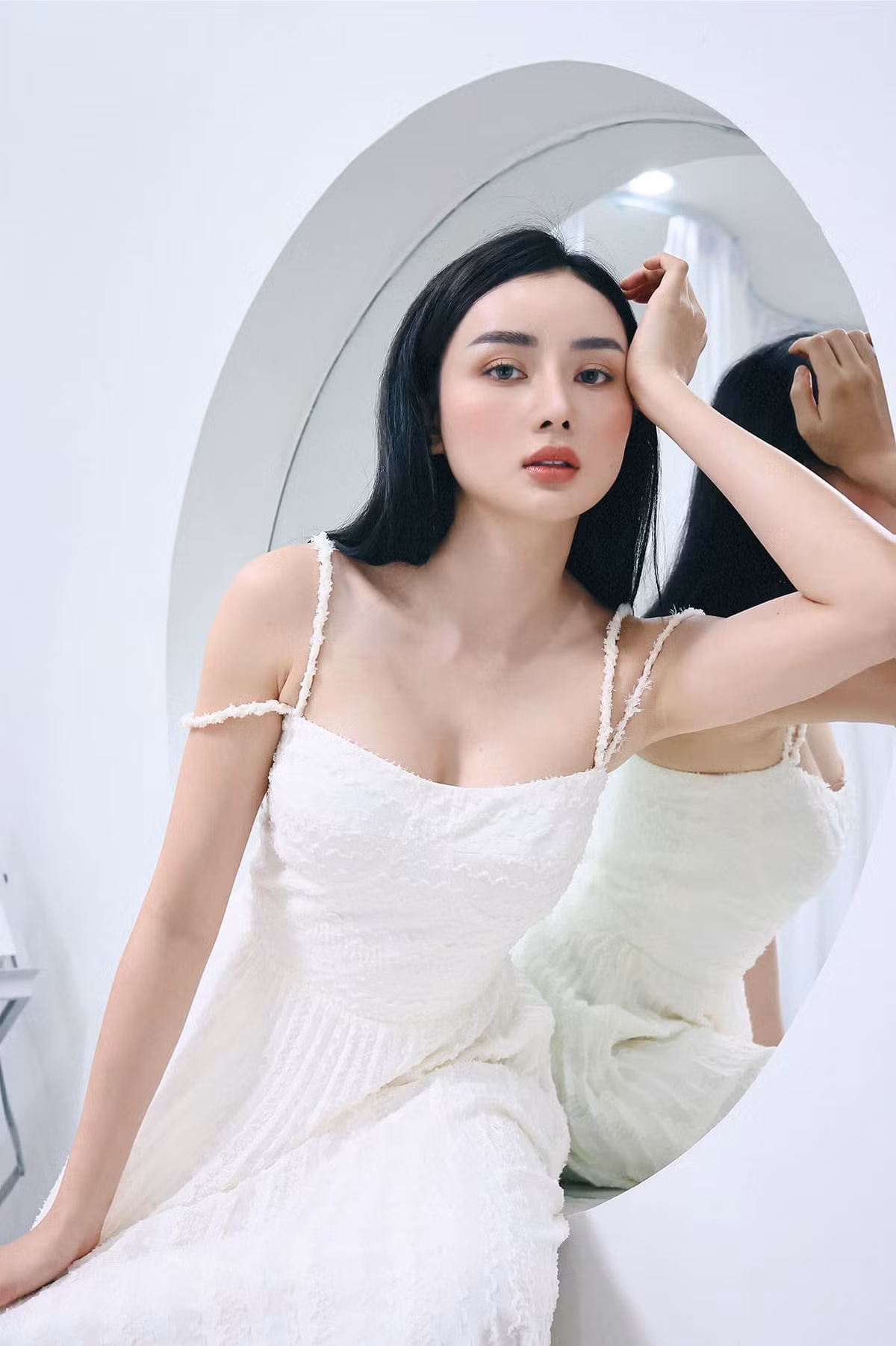 Gia đình chồng cô cũng thuộc gia tộc giàu có, nổi tiếng trên đất Thái. Chồng Angela cũng rất đam mê siêu xe và có cả bộ sưu tập xế hộp lên đến cả trăm tỉ.