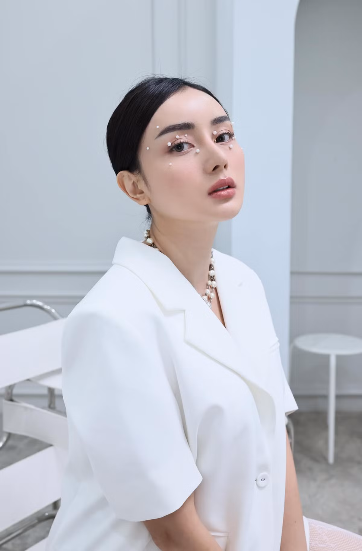 Được biết, ông xã đại gia của cô nàng không mấy đồng tình việc vợ mình cắt tóc hay nhuộm.