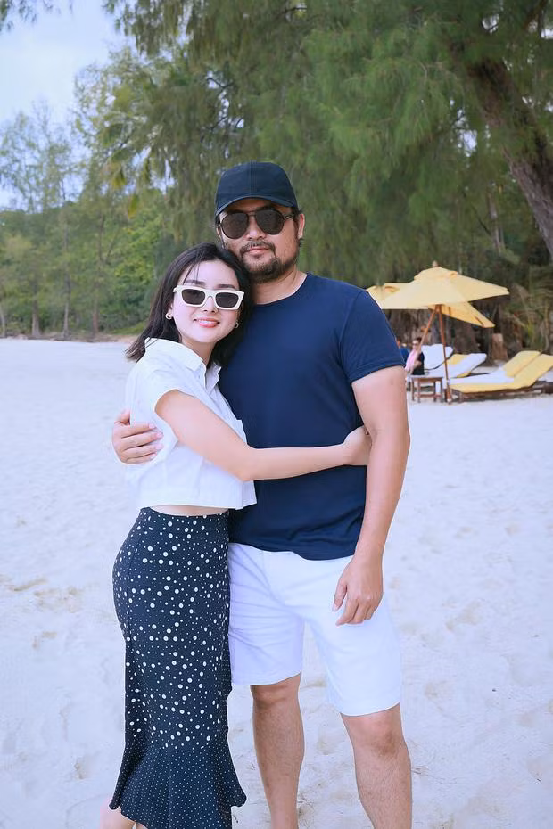 Vốn là hot girl đụng chạm "dao kéo" khá nhiều từ trước, thế nhưng Angela Chu lại lấy chồng thuộc tuýp người truyền thống.