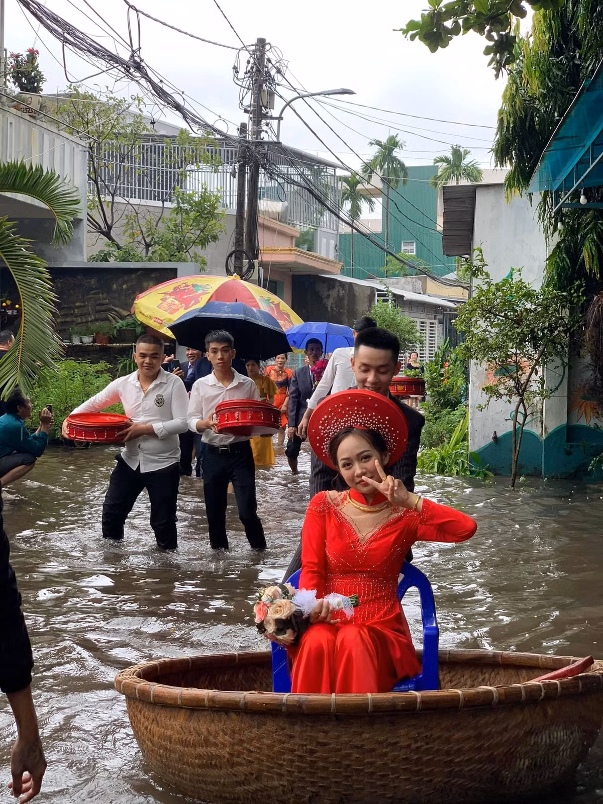 Nhìn nụ cười hạnh phúc của cô dâu chú rể cũng như người thân hai họ khi phải di chuyển bằng thuyền thúng, lội nước bì bõm thay cho chiếc xe hoa đám cưới truyền thống mà cộng đồng mạng thấy vui lây.