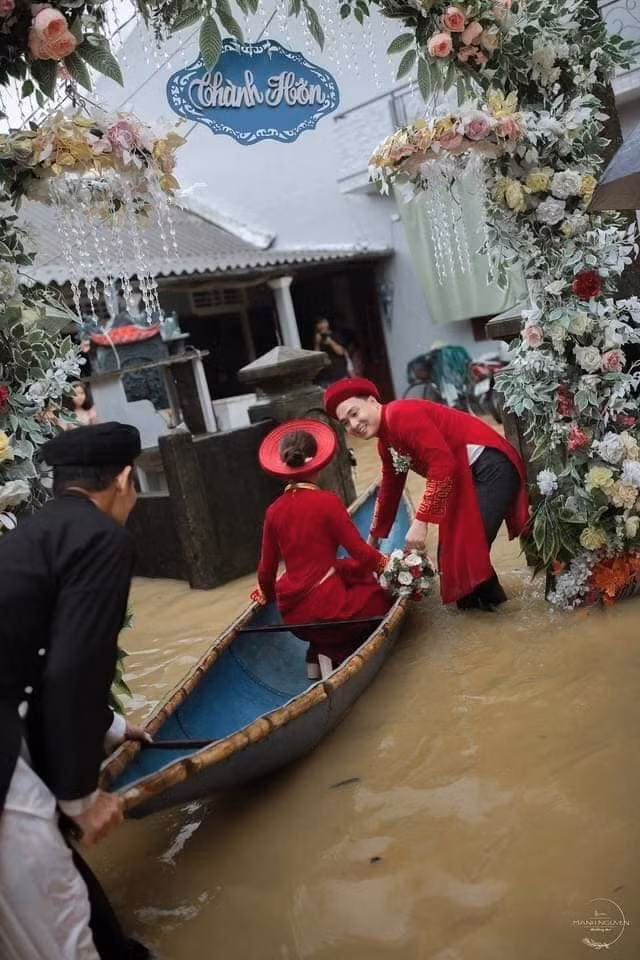 Hình ảnh đám cưới độc đáo ngập trong làn nước lũ là khoảnh khắc không còn xa lạ với nhiều người, do thiên tai nên việc định ngày cưới không thể trì hoãn, ngày cưới vẫn diễn ra với đủ hình thức.