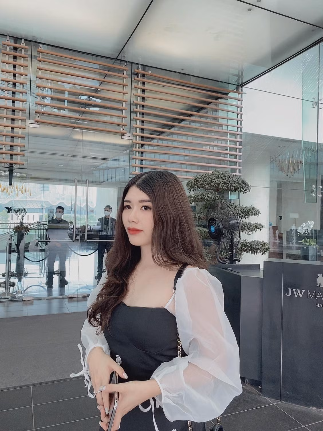 Trên mạng xã hội, cô nàng luôn xuất hiện với vẻ ngoài chỉn chu từ đầu tóc đến quần áo.