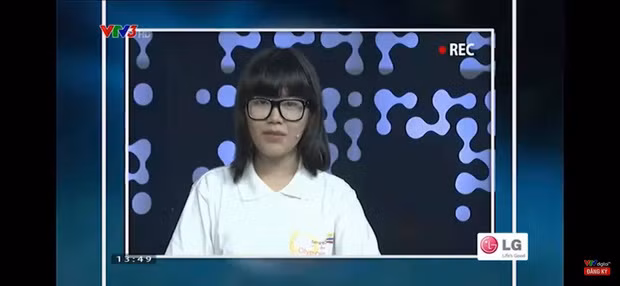 Thời điểm cách đây 5 năm, Anh Thư có ngoại hình đúng chuẩn “mọt sách” với cặp kính cận dày cộp có vẻ ngoài khá ngố tàu. Nữ sinh trường THPT Nhân Chính (Hà Nội) về vị trí thứ ba với 170 điểm.