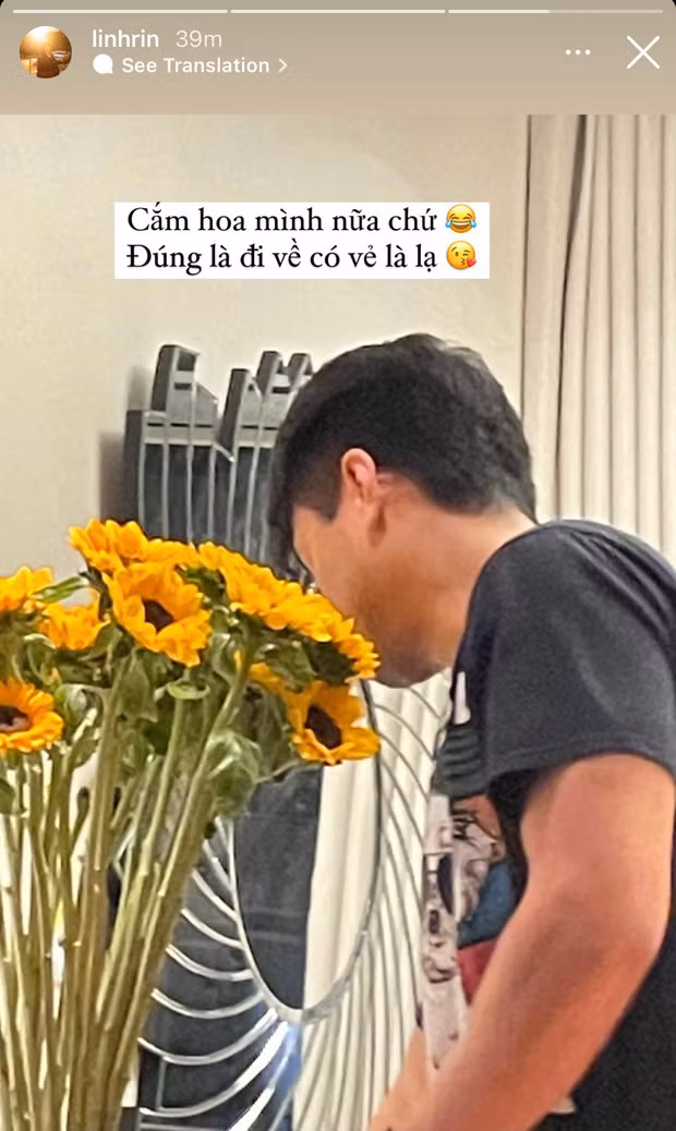 Mới đây, hot girl Linh Rin lại gây chú ý với màn phát "cẩu lương" bằng hành động cực thiết thực đến từ bạn trai. Theo đó, cô đã lén chụp khoảnh khắc được Phillip Nguyễn tỉ mỉ cắm từng bông hoa vào bình.