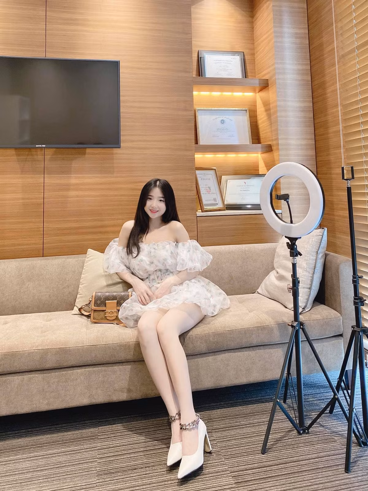 Gái xinh này còn khiến cộng đồng mạng xao xuyến bởi vẻ ngoài không khác gì gái Hàn sau gần 5 năm sinh sống, học tập và làm việc tại “xứ sở kim chi”.