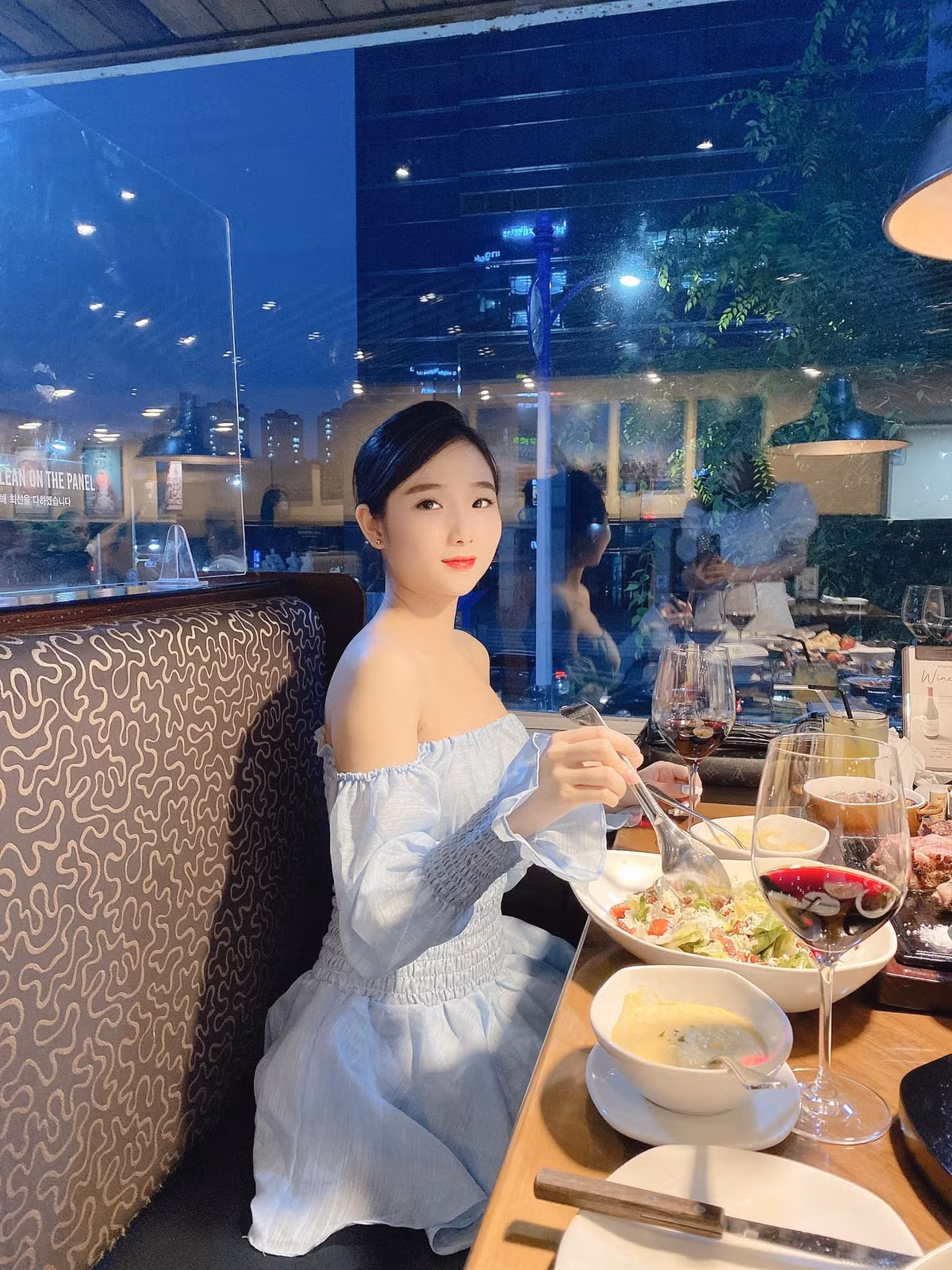 Nhờ sở hữu ngoại hình "vạn người mê" nên Khánh Ly thường bị người khác nhầm là con gái Hàn Quốc.