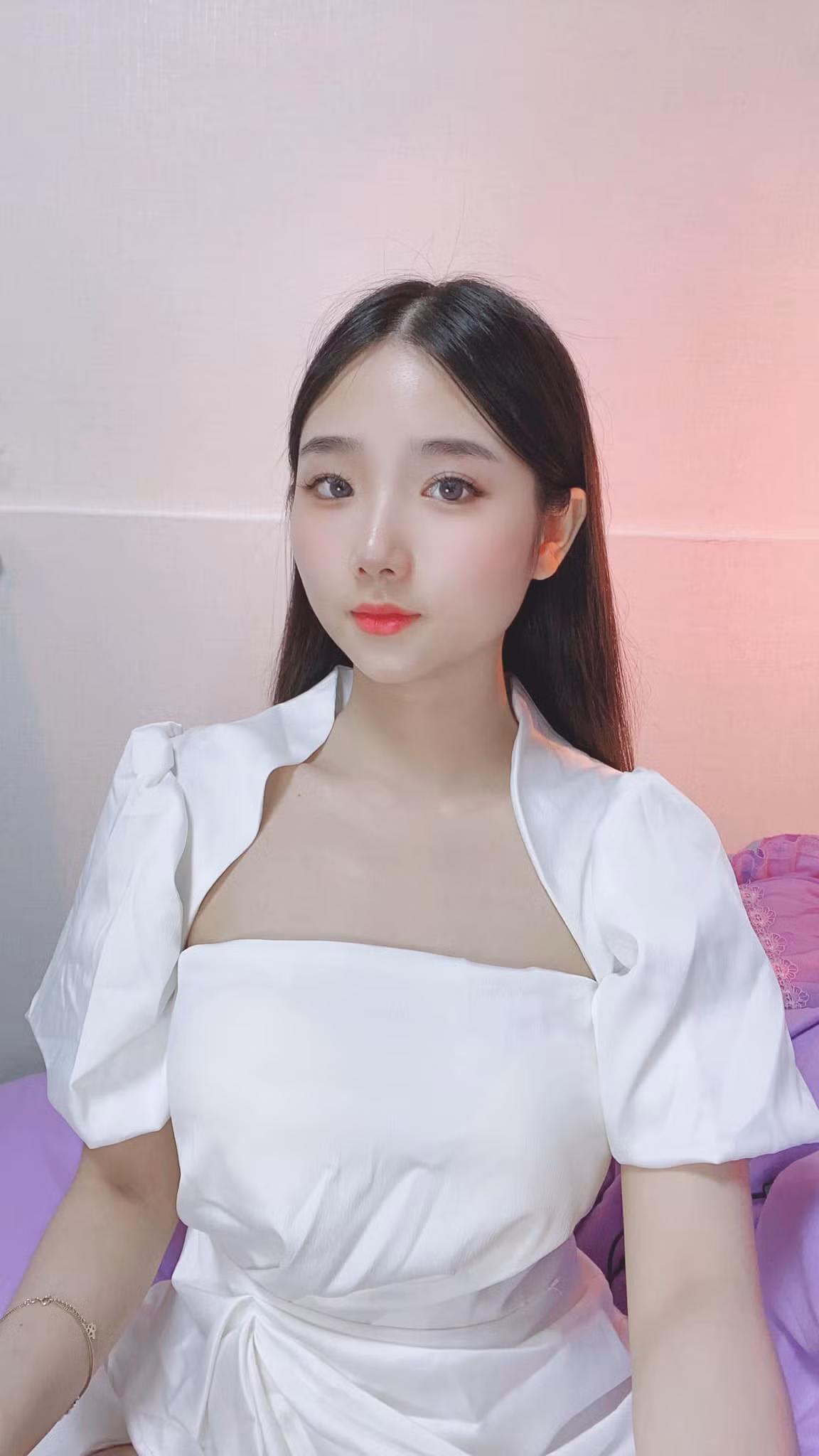 Nguyễn Khánh Ly là một trong những hot girl khá nổi, cô nàng luôn gây ấn tượng khi sở hữu vẻ ngoài xinh xắn, gương mặt có phần bầu bĩnh cùng đôi mắt tròn.