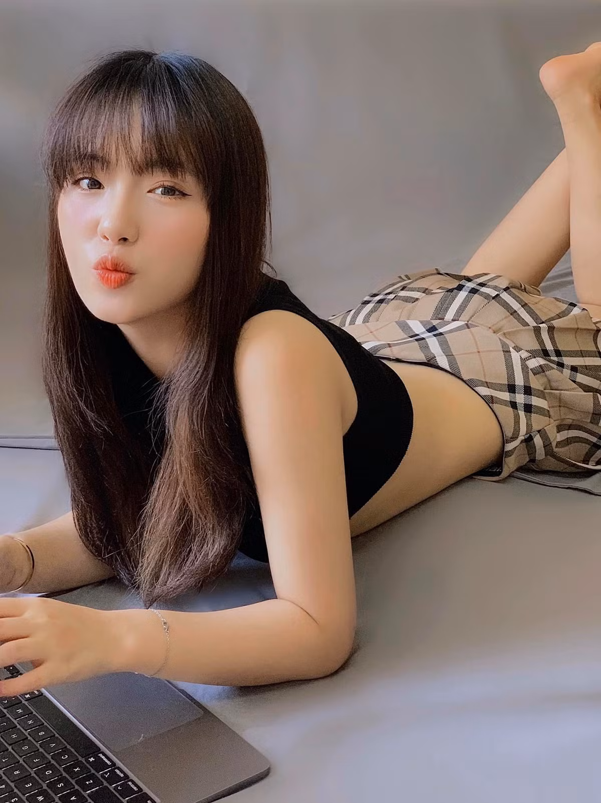 Cô em Thanh Nga có gương mặt dài hơn chị một chút, tóc cũng không uốn xoăn mà thường duỗi thẳng. Đây có lẽ là hai điểm giúp nhiều người phân biệt cặp chị em Yên Bái.