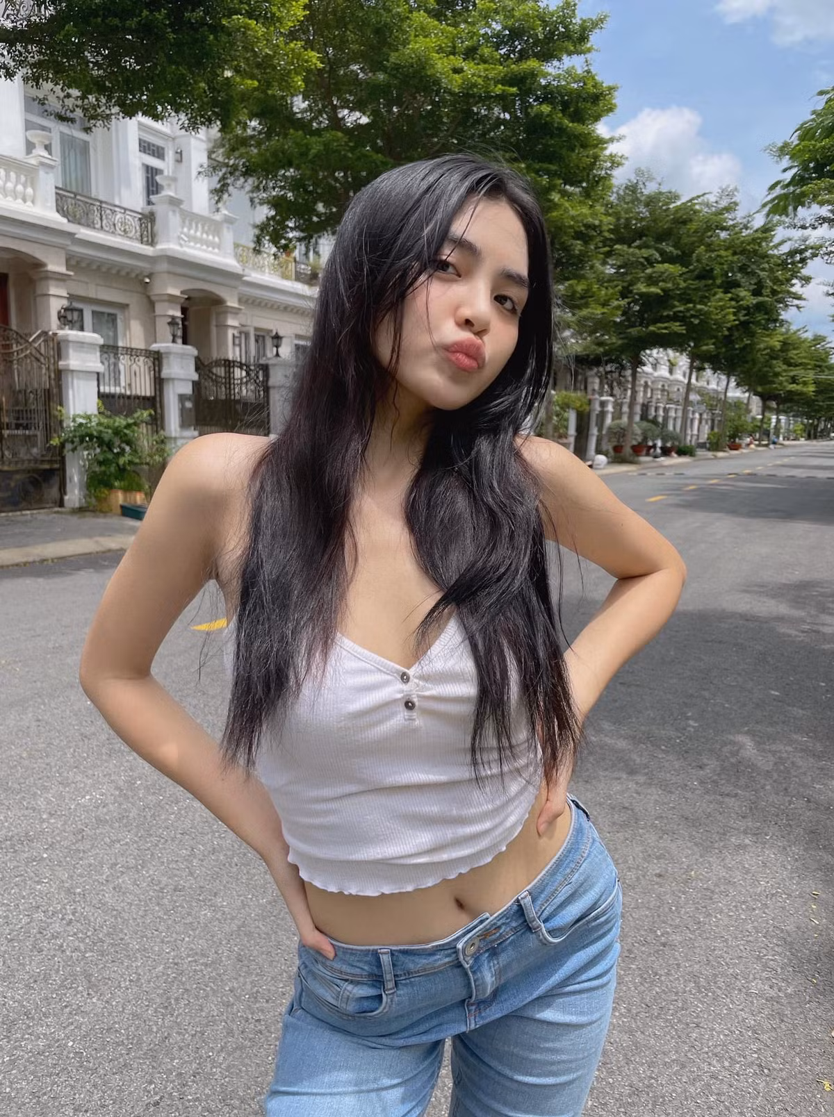 Được biết, nàng hot girl Sài thành hiện là sinh viên ngành Quản trị Kinh doanh của Viện Đào tạo Quốc tế NTT (NIIE). Chia sẻ về ngành học, nữ sinh cho biết đây là sự định hướng của gia đình.