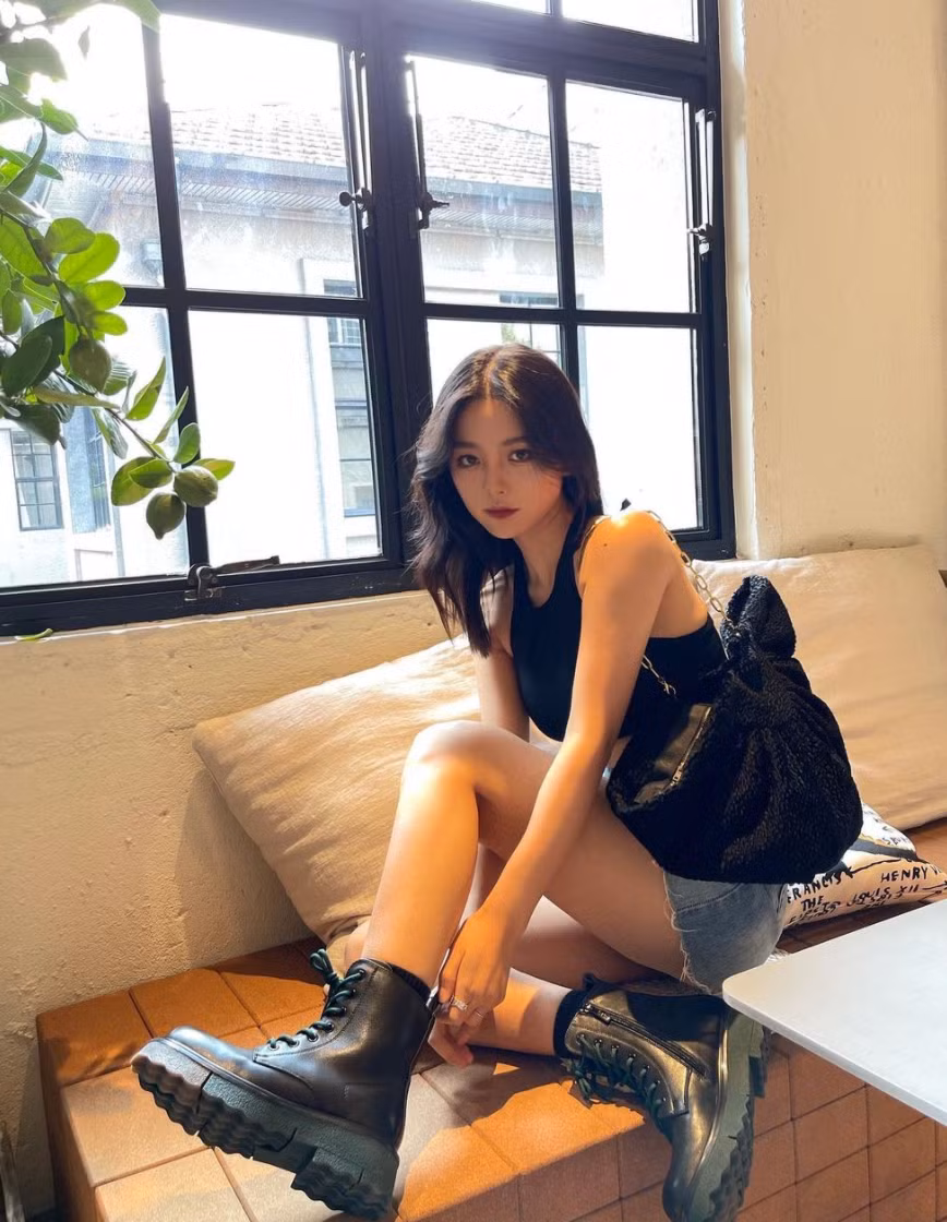 Gương mặt xinh đẹp, cũng như vóc dáng gợi cảm, Chen Zi càng trở thành nữ thần trong mắt của nhiều người.