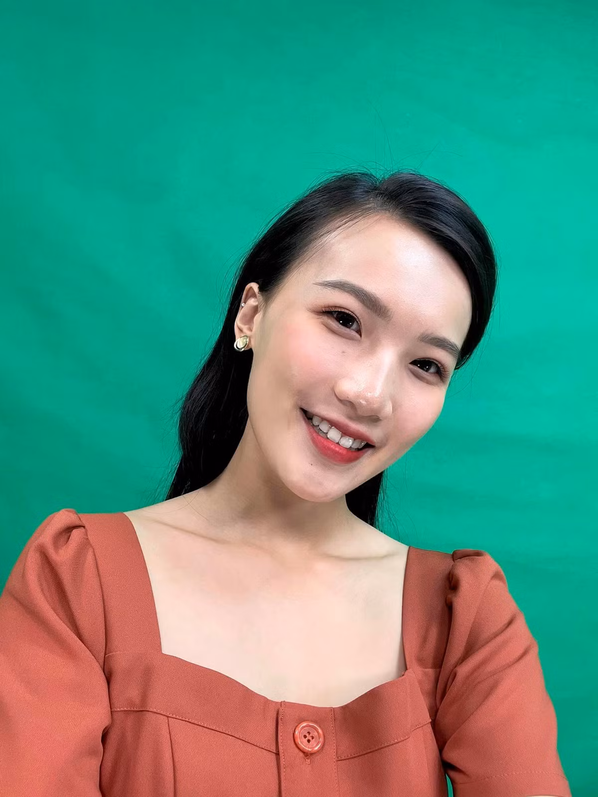 Nhờ kiên trì tập luyện thể thao, nữ MC 9x đã sở hữu vóc dáng nóng bỏng, với cặp chân dài và 3 vòng quyến rũ không khác gì hot girl.
