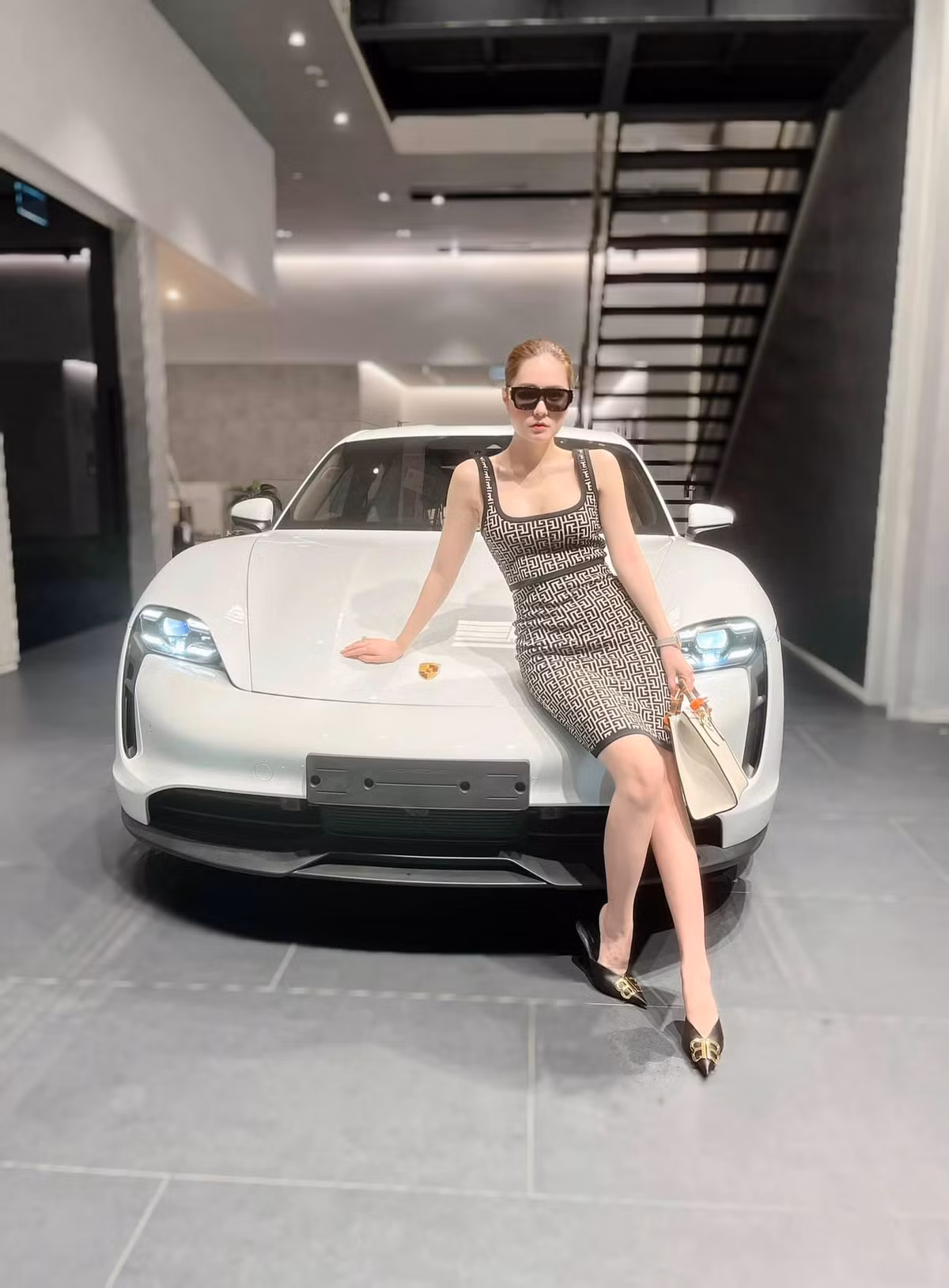 Dù chỉ là bức ảnh nhá hàng "sương sương" nhưng ai cũng trầm trồ. Được biết đây là dòng xe hạng sang Rolls Royce đến từ Anh, là phiên bản xe duy nhất trên thế giới mà Rolls Royce dành riêng cho cô.