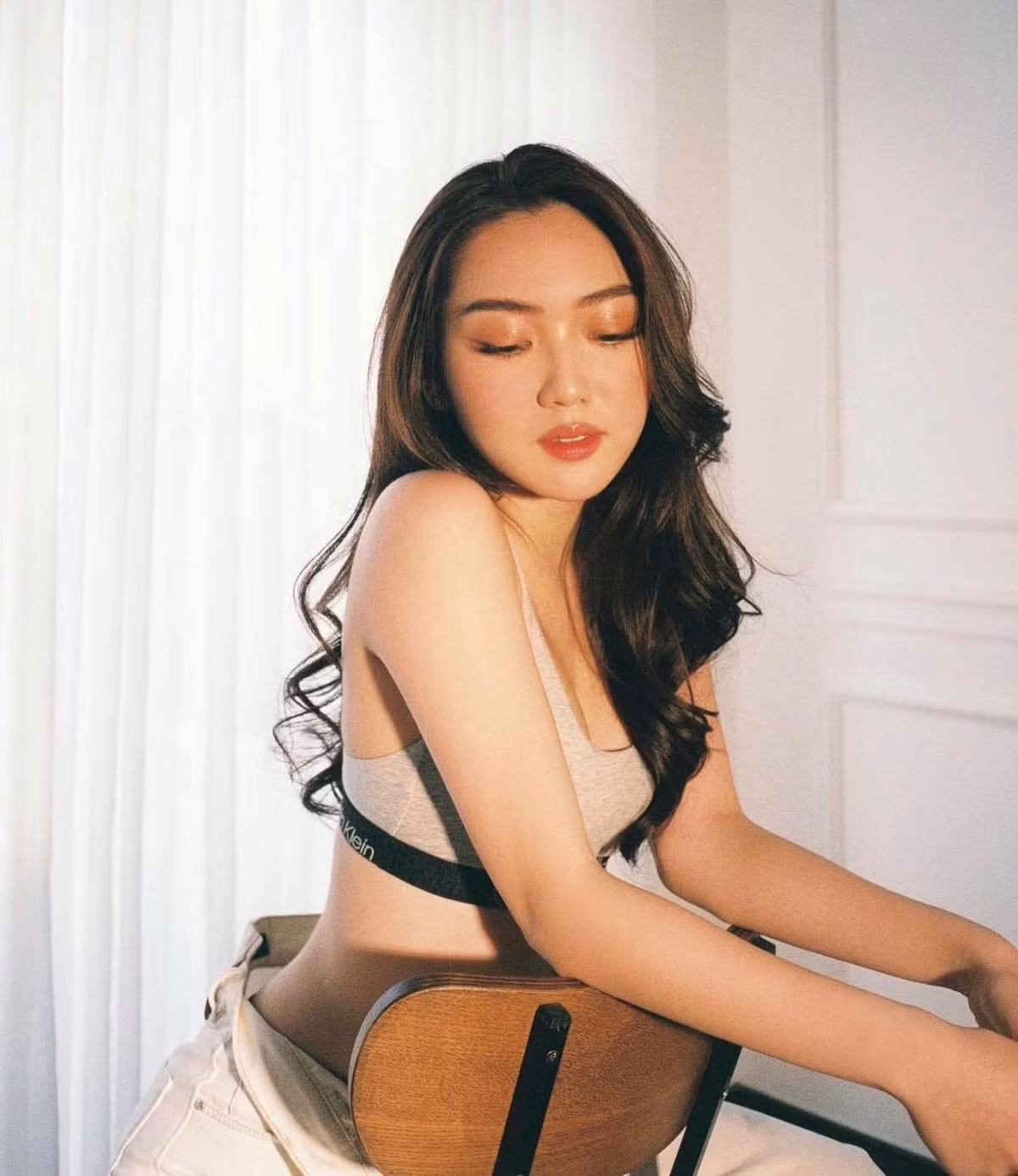 Tuy nhiên, mới đây, nàng hot girl Sài thành lại thu hút sự chú ý với bộ ảnh nội y nửa kín nửa hở, khoe dáng đẹp mỹ mãn.