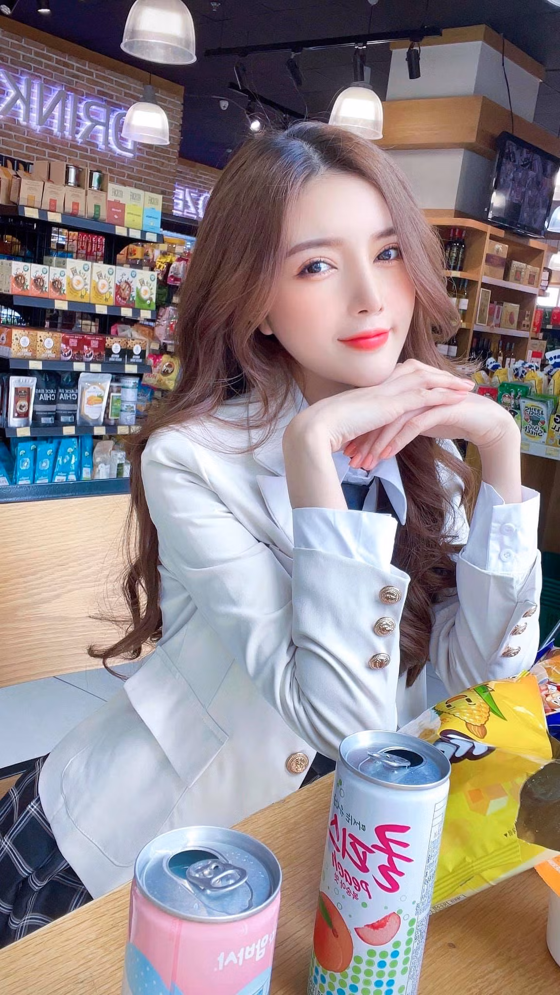 Nhiều người hâm mộ cho rằng nhan sắc "dao kéo" khiến người đẹp dần mất đi vẻ tự nhiên và không còn đáng yêu như trước. Ảnh: FBNV