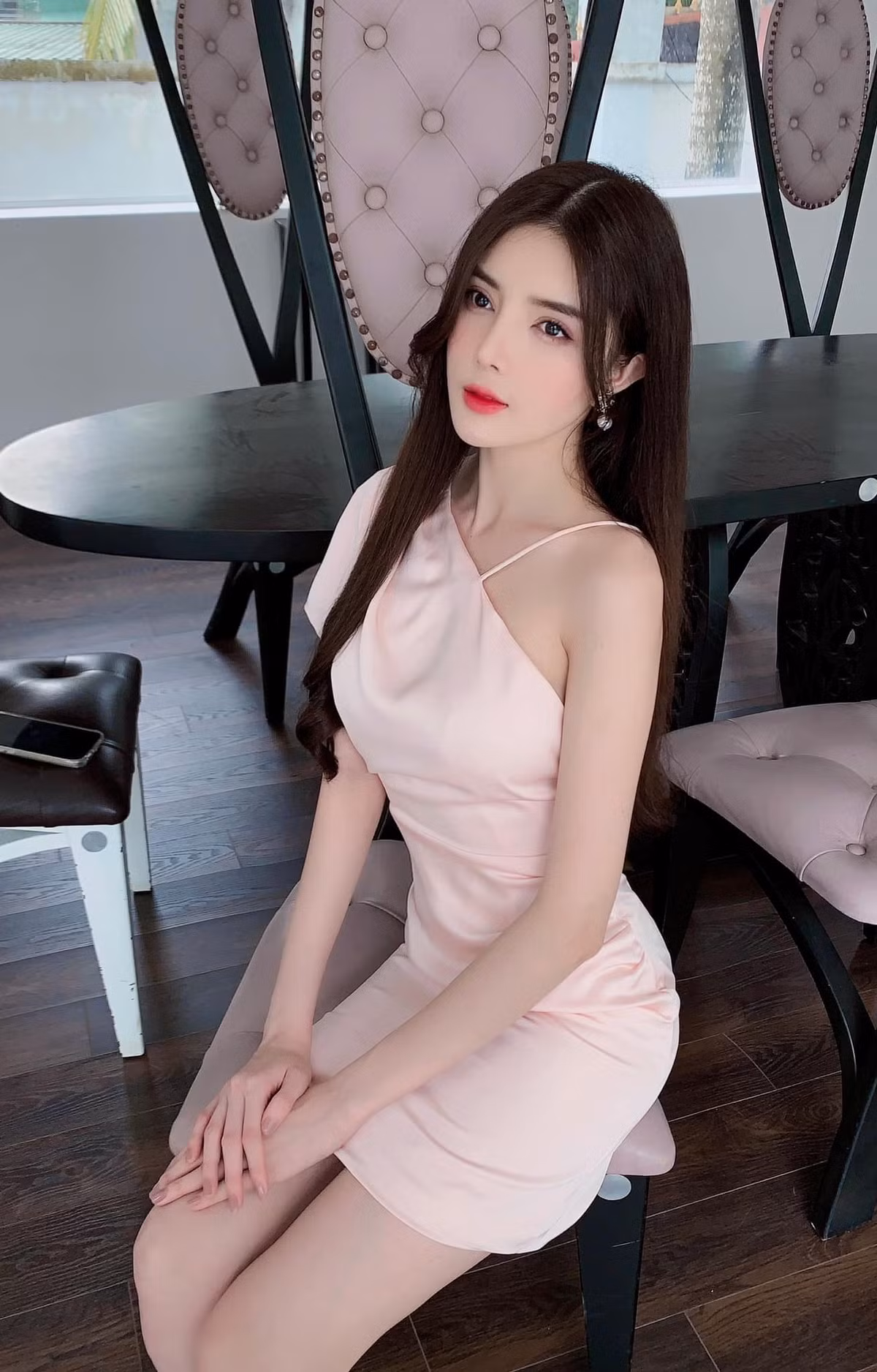 Sau 10 năm mỹ nhân bước vào làng giải trí, người hâm mộ có dịp chứng kiến sự lột xác ngoạn mục của hot girl Lily Luta từ nhan sắc đến phong cách thời trang.