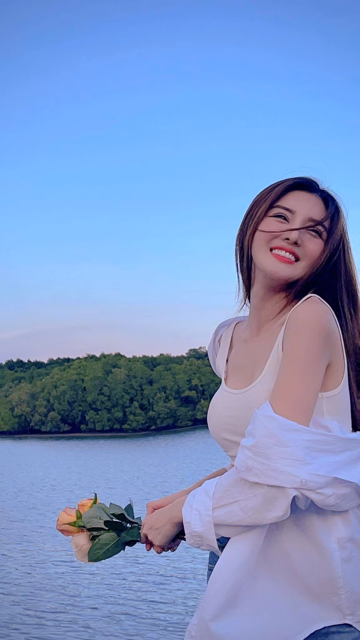 Ở tuổi 29, hot girl khiến nhiều chị em trầm trồ, ghen tị khi sở hữu vẻ ngoài mặn mà, sắc sảo và vóc dáng "vạn người mê".