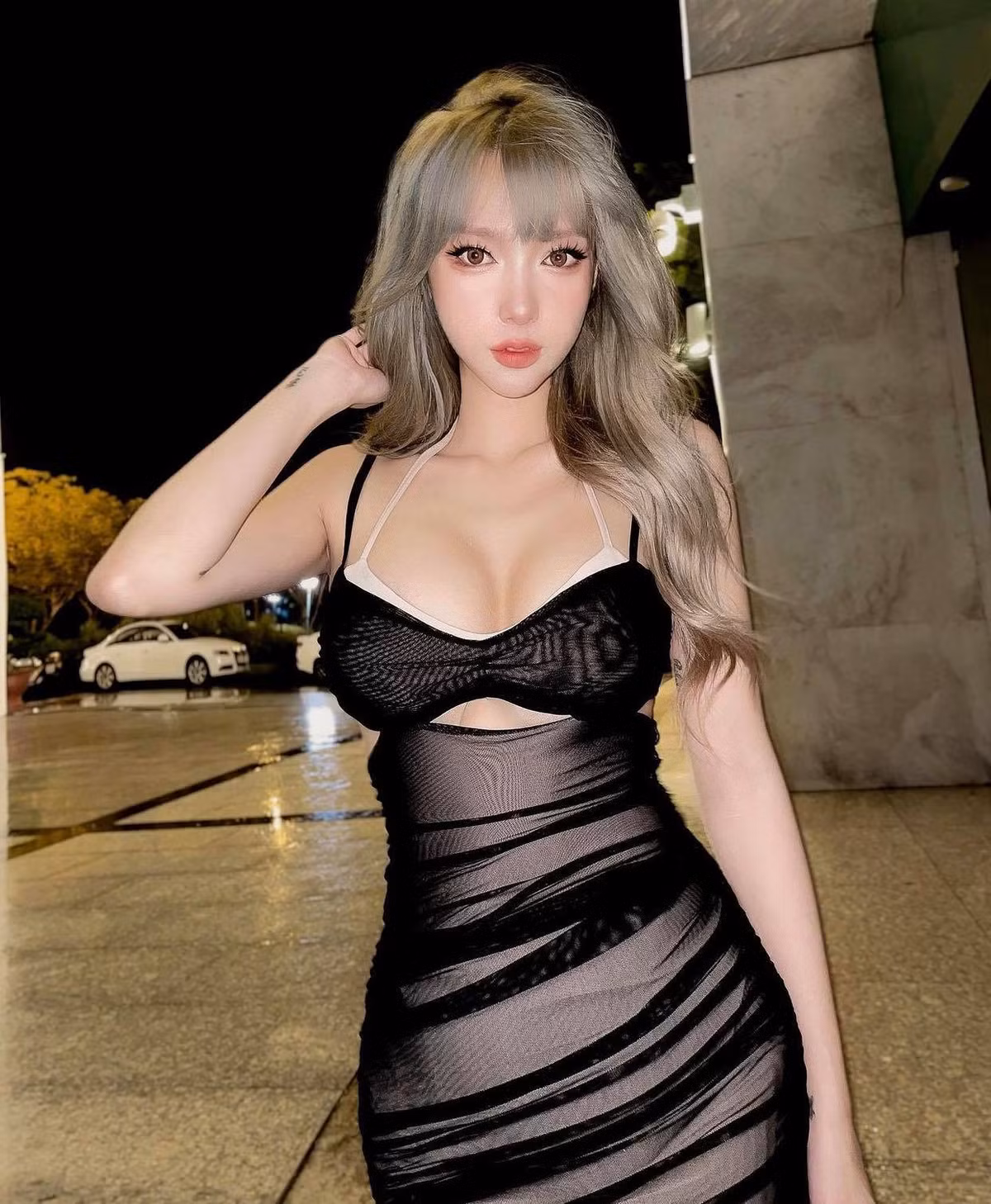 Mới đây, người đẹp chuyển giới này tiếp tục gây mê người đối diện khi diện chiếc váy xuyên thấu xuống phố. Bộ trang phục được làm bằng chất liệu ren mỏng giúp cô nàng phô diễn tối đa vẻ đẹp hình thể.