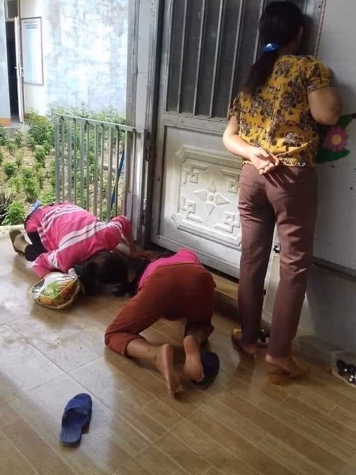 Dù đã cho con vào lớp nhưng chắc hẳn vì sợ con khóc nhớ bố mẹ, ông bà, lạ lẫm với mọi thứ xung quanh, người mẹ đứng khom người trên yên xe, hay cúi nhìn qua khe cửa để tìm bóng con. Ảnh: Thắng Nguyễn