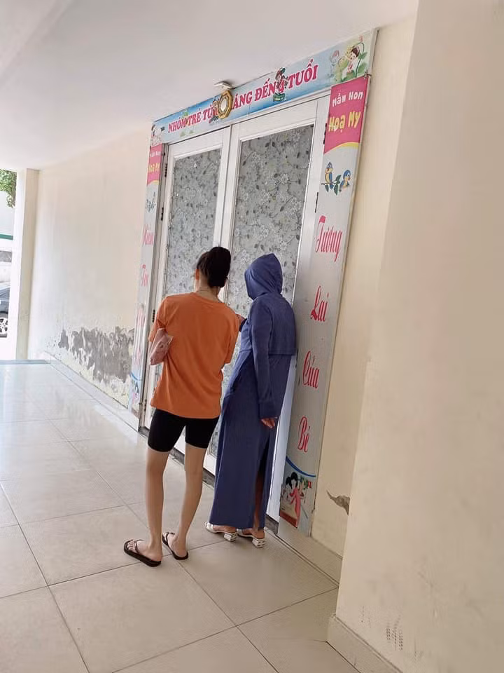 Biểu cảm của các ông bố bà mẹ trong ngày đầu con đi học mẫu giáo cũng khá đa dạng. Có người chăm chăm nhìn theo con bằng mọi cách, cũng có người lại lén lút như tên trộm. Ảnh: Mai Ngọc