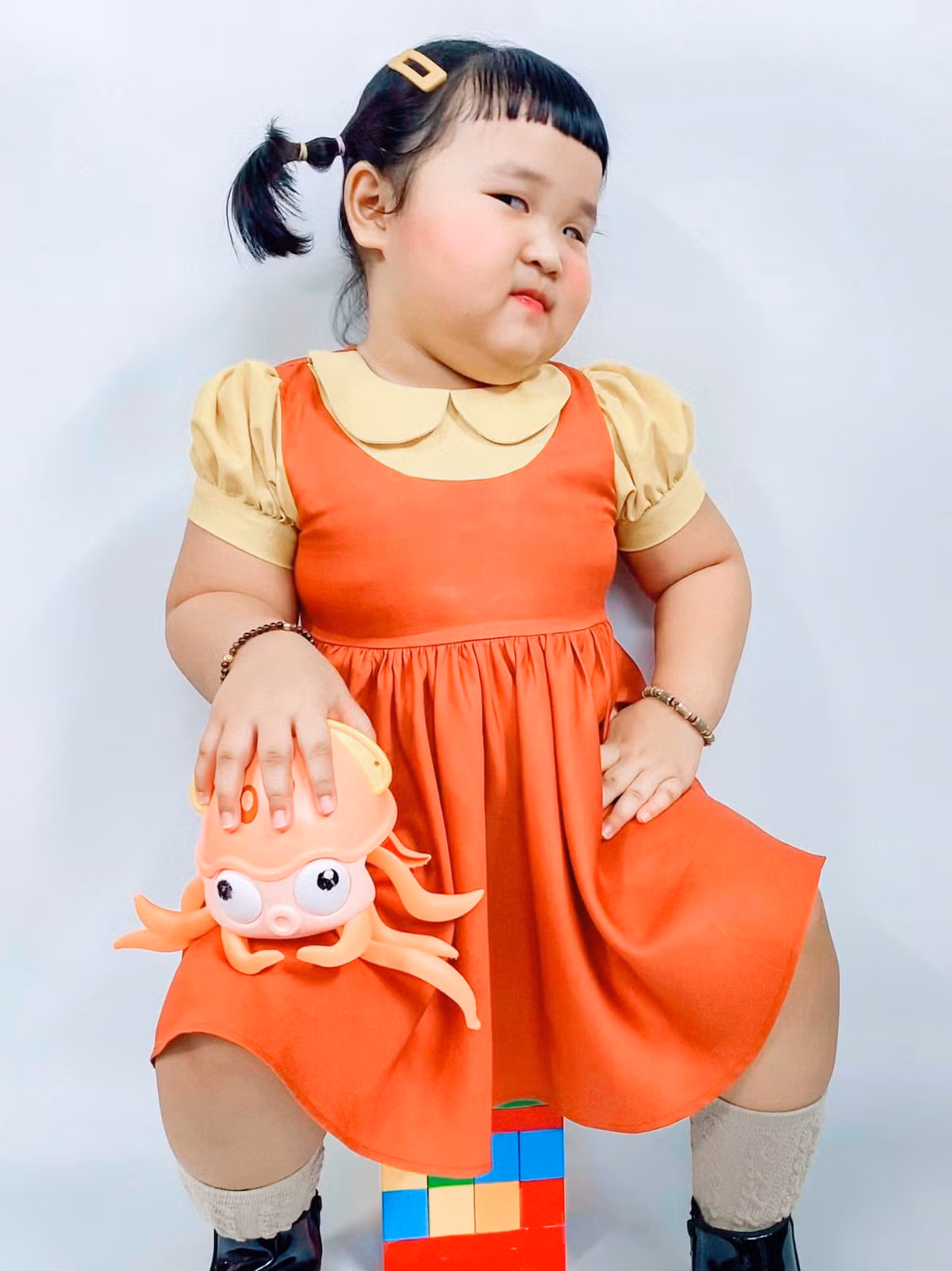Bé gái Việt này đã có những khoảnh khắc vào vai búp bê Squid game cực hài hước, ngoài việc xinh xắn, đáng yêu ra thì cô bé này còn có biểu cảm sinh động qua mỗi bức ảnh.