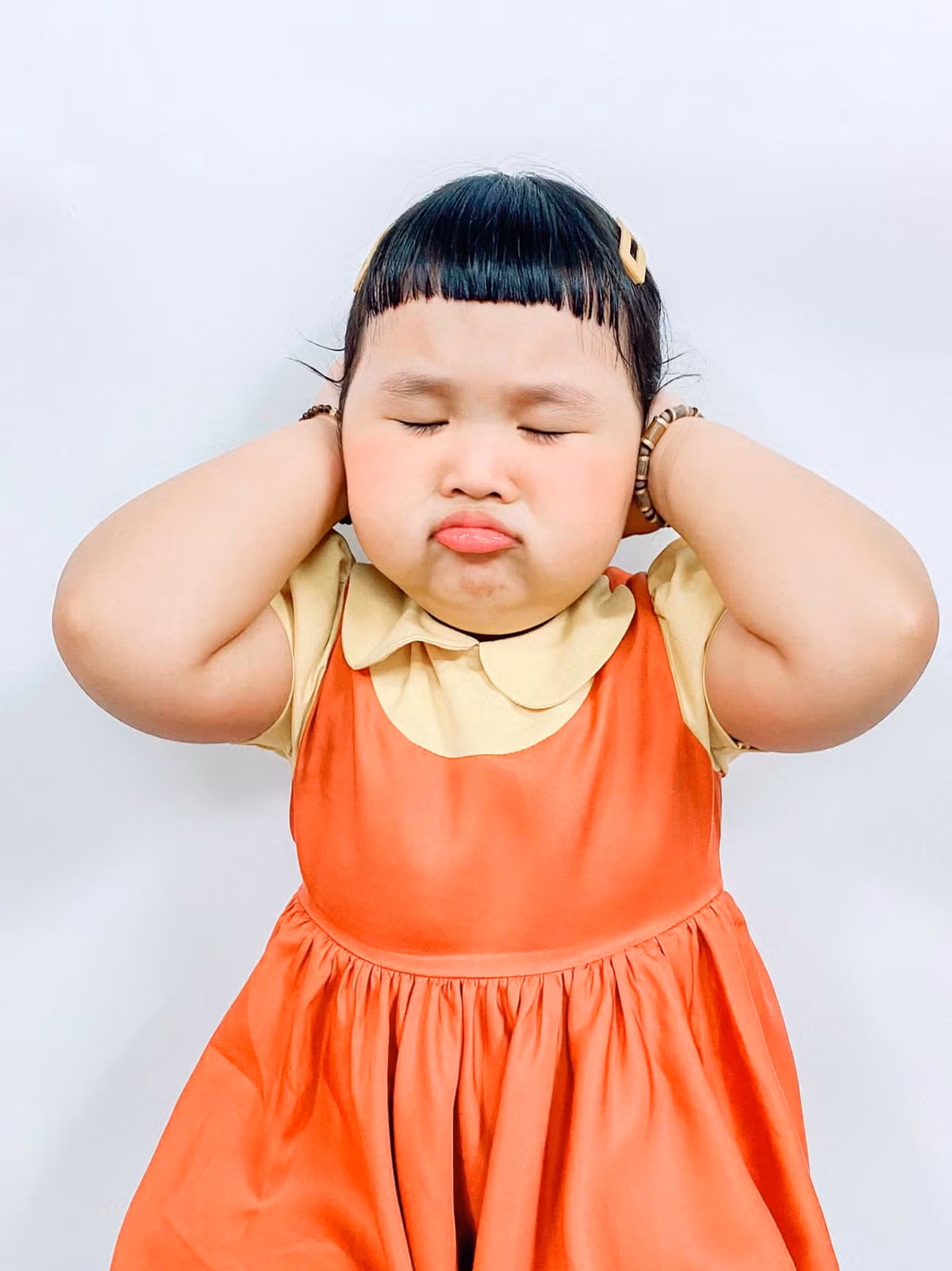 Mái tóc ngố, khuôn mặt “làm duyên làm dáng”, cử chỉ có phần e thẹn, ngại ngùng, cho đến những biểu cảm "siêu lầy" làm cộng đồng mạng vô cùng thích thú.