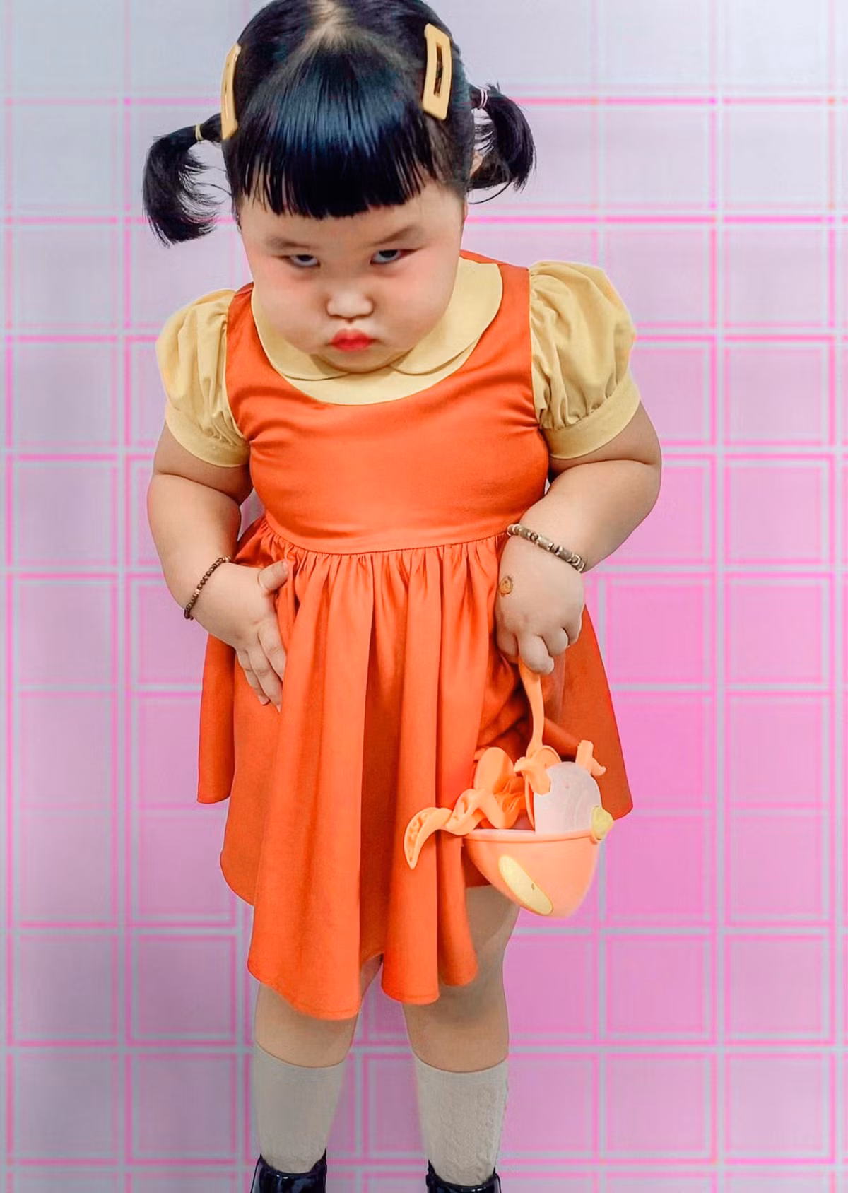 Ai nấy dường như đều “tan chảy” trước hình ảnh quá ư là đáng yêu của bé gái này.