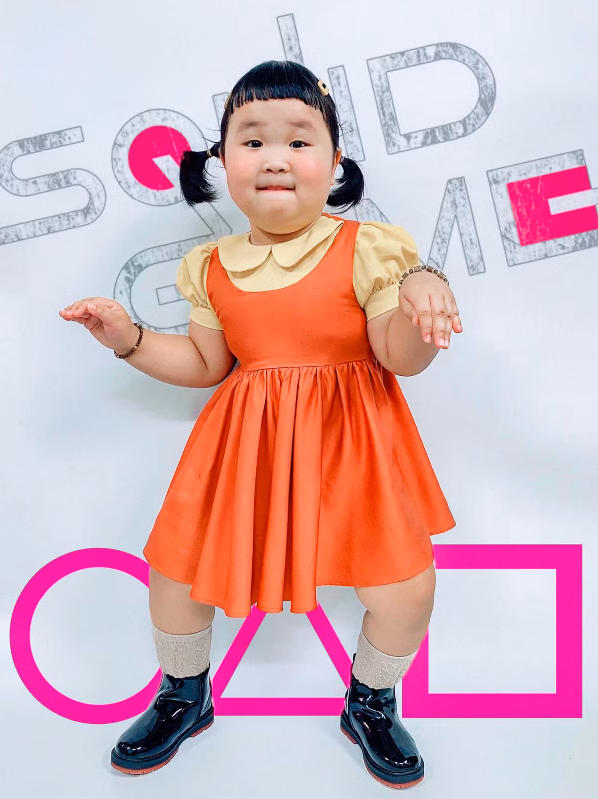 Bức ảnh nào bé gái này cũng tạo dáng “tấu hài” với vô vàn biểu cảm "khó đỡ".