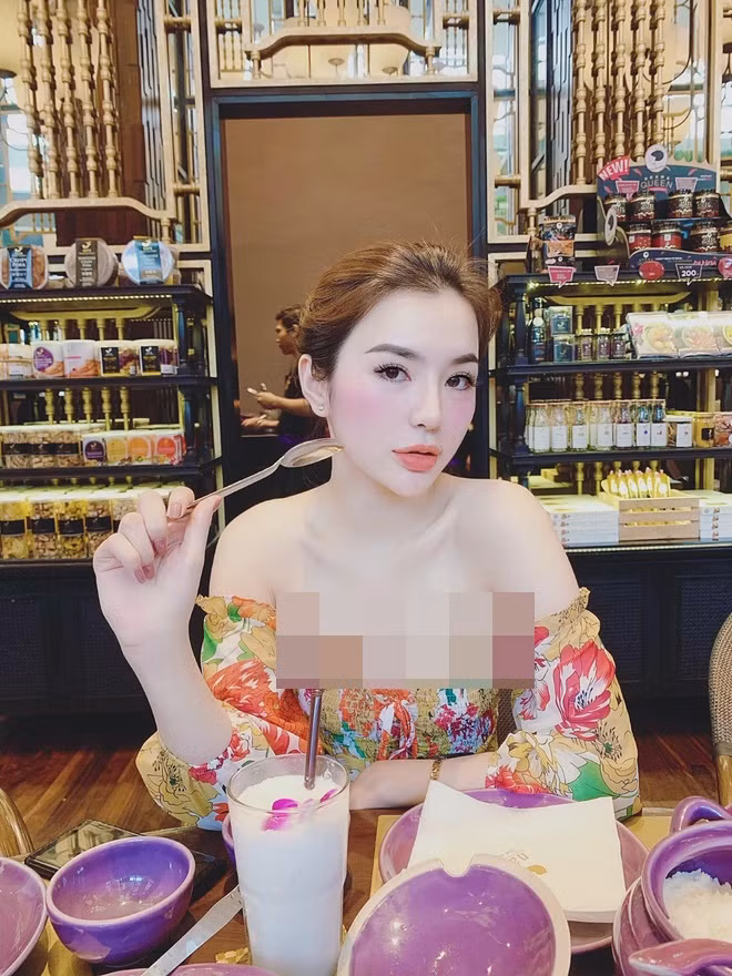 Thùy Dương sở hữu gương mặt V-line với làn da trắng sáng, đôi mắt to tròn khả ái và sống mũi cao thẳng tắp.