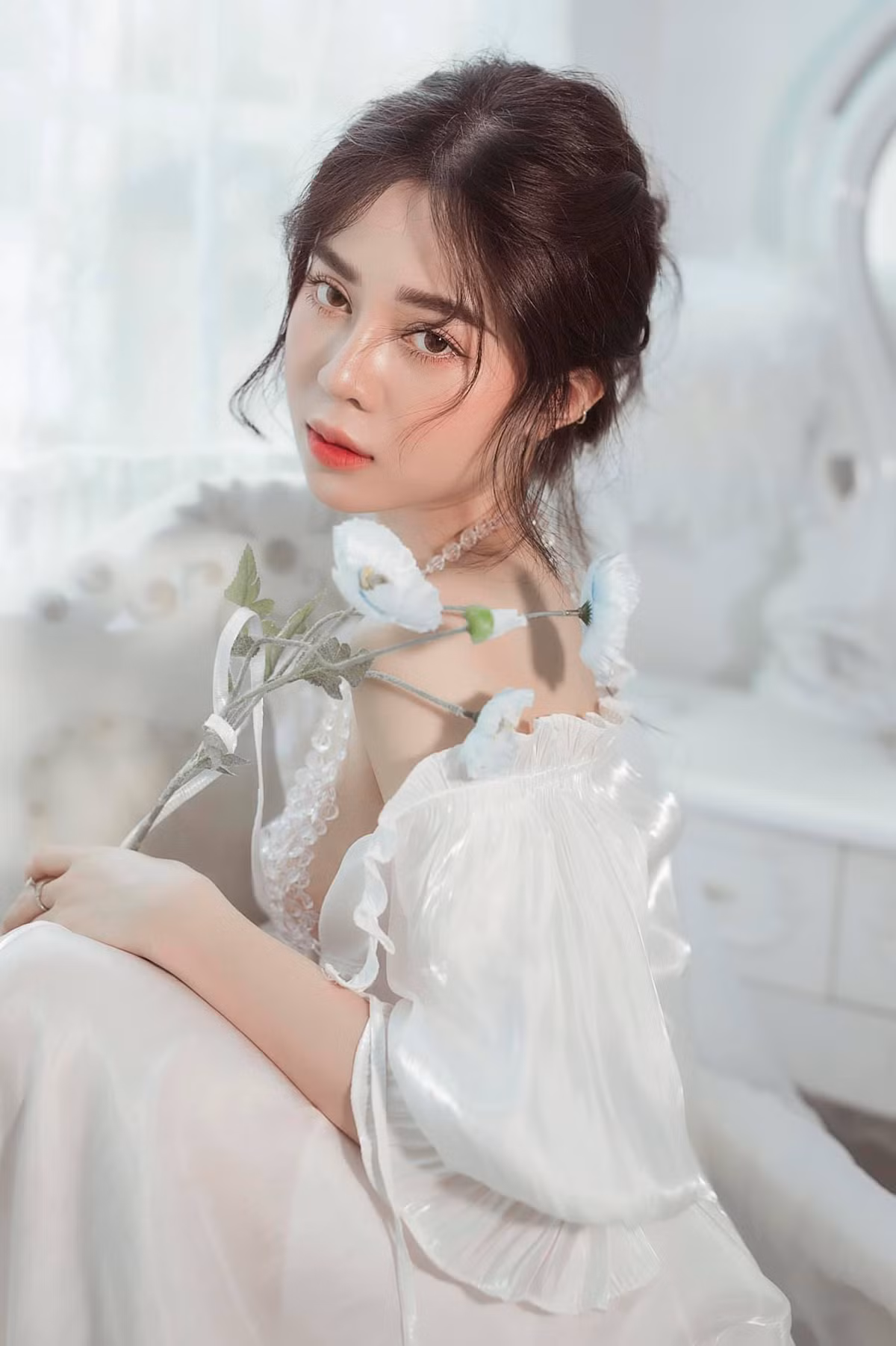 Hằng Kin không chọn theo đuổi phong cách quyến rũ nhưng nét đẹp của gái xinh này vẫn "đốn tim" bao người.