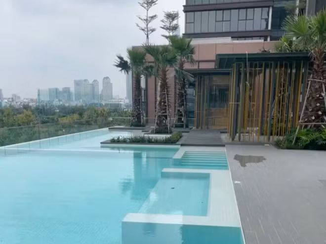 Được biết, thiếu gia Hoàng Việt đang check-in tại một trong những dự án khu căn hộ hạng sang toạ lạc ngay Quận 2 (TP HCM) do tập đoàn gia đình làm chủ đầu tư.