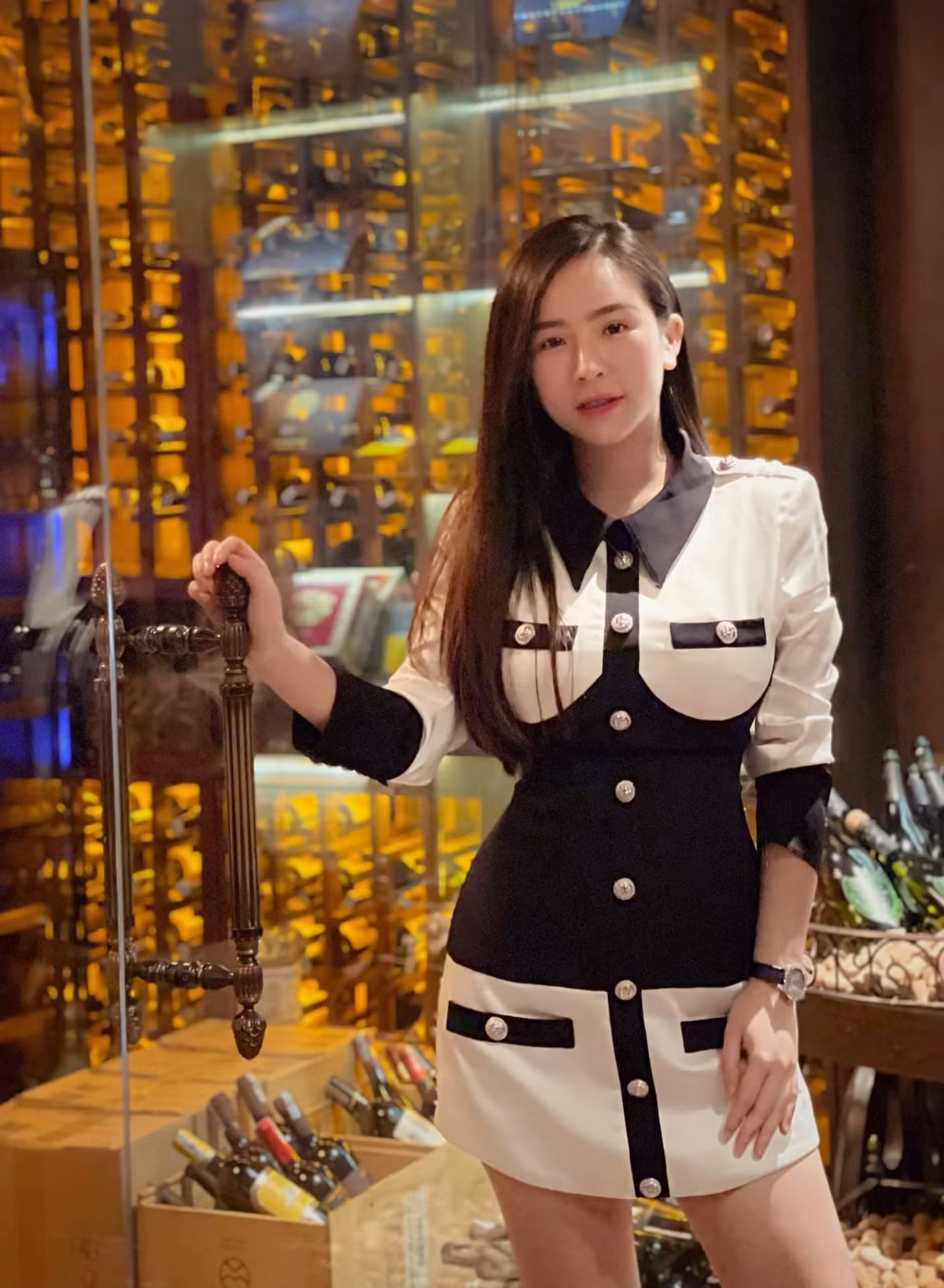 Dưới phần bình luận, rất nhiều thanh niên xứ tỷ dân không ngớt lời khen ngợi dành cho Lan Phương và săn lùng profile của người đẹp Hà thành.