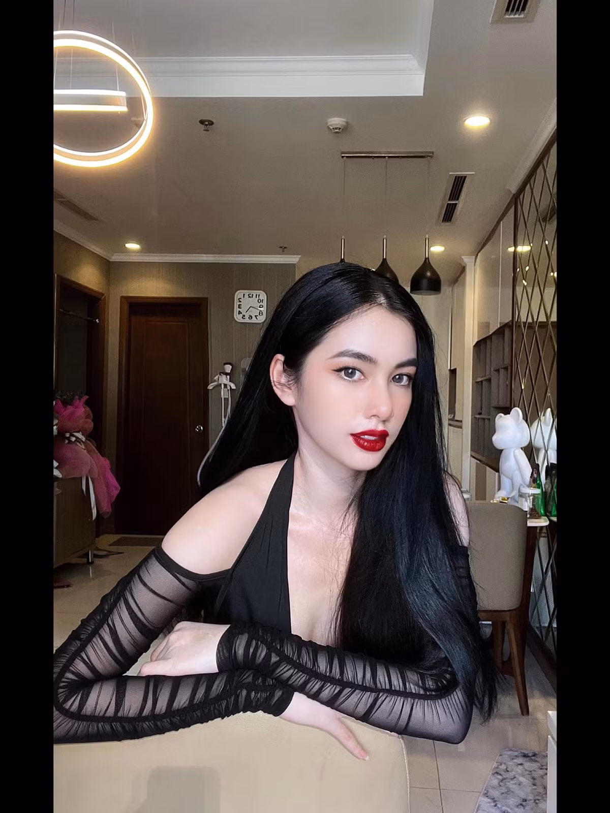 Sau lùm xùm này, mới đây gái xinh Cẩm Đan có động thái gây chú ý bằng các hình ảnh với phong cách khác lạ ngày thường.