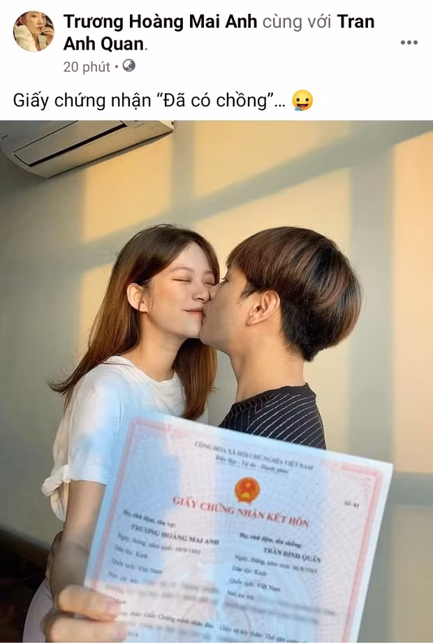 Và hơn 1 tháng báo tin vui, tối ngày 13/10, hot girl Trương Hoàng Mai Anh khoe giấy chứng nhận có chồng. Theo đó, cô đăng tải hình ảnh cùng chồng khoá môi cực ngọt ngào và trên tay là giấy đăng ký kết hôn.