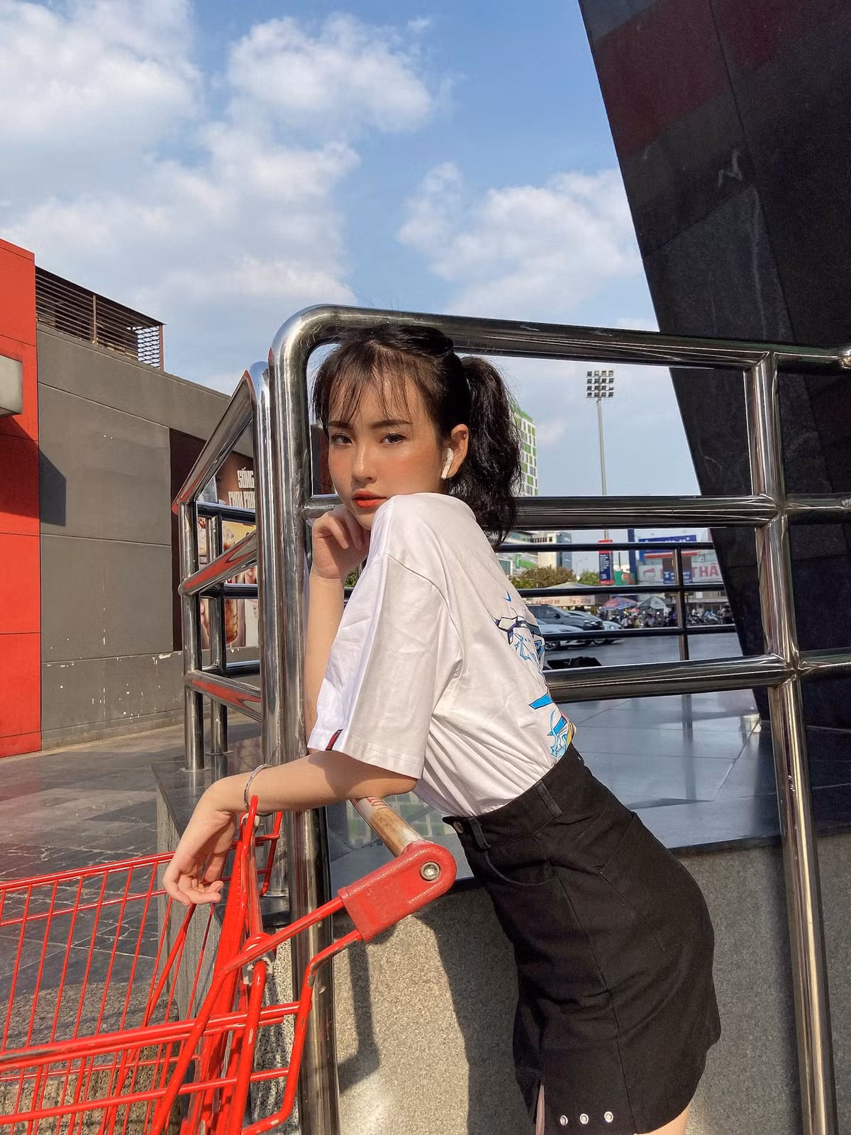Cô nàng được biết đến khi còn là nữ sinh phổ thông với loạt ảnh diện áo dài trắng. Sau này, cô nàng càng nổi tiếng hơn với những hình ảnh nóng bỏng và táo bạo.