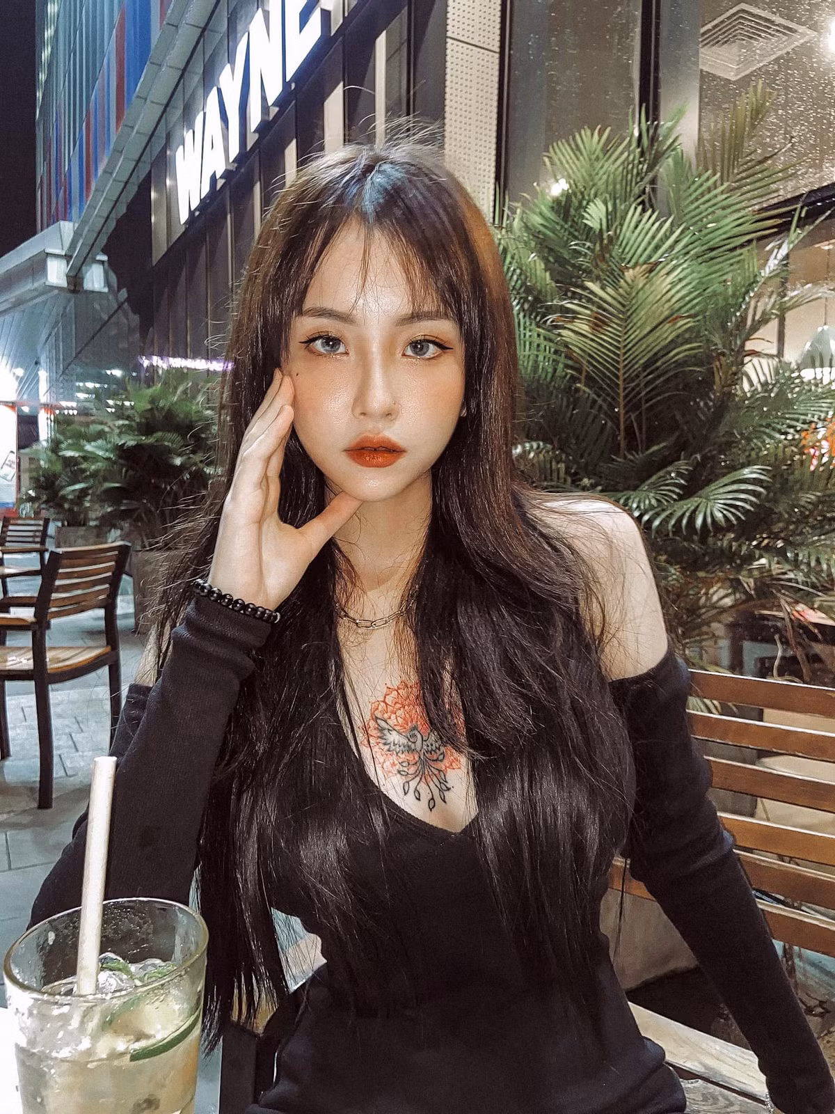 Ngoài việc sở hữu sắc vóc chuẩn chỉnh, hot girl 10x này còn đặc biệt gây chú ý khi sở hữu hình xăm lớn trước ngực.