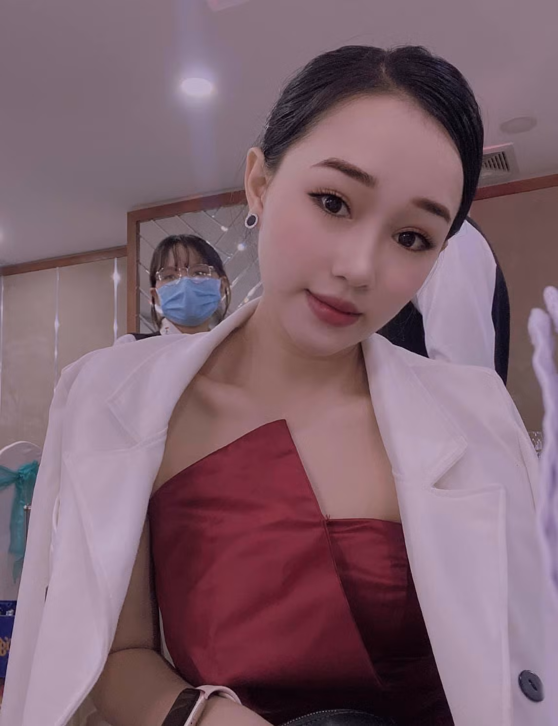 Phạm Hiếu sở hữu gương mặt khả ái, đường nét sắc sảo. Cô nàng gây ấn tượng với body nuột nà và gu ăn mặc gợi cảm.