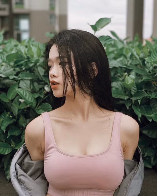 Khác hoàn toàn với dáng người thiếu sức sống trước đó, hình ảnh này Linh Ka phổng phao hơn hẳn, đặc biệt là vòng 1 cũng tăng size đáng kể.