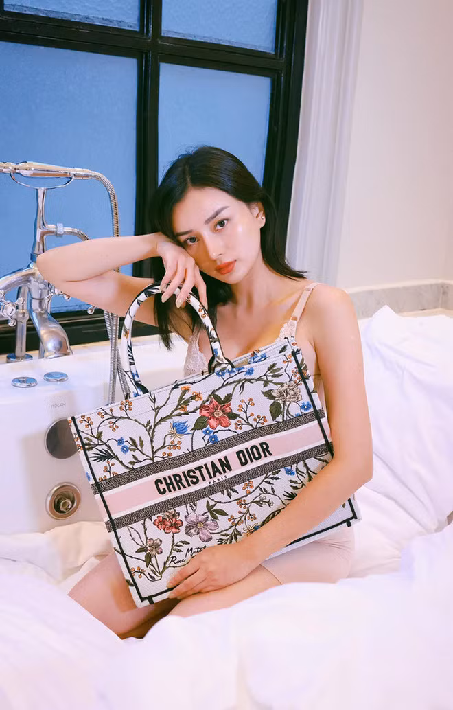 Được biết, nhà chồng của cô nàng là nhà gỗ, theo kiến trúc Thái Lan nên dù rộng rãi vẫn khá tối. Chồng đại gia lại còn lắp thêm đèn vàng cho ấm áp nên mỗi khi cô nàng chụp ảnh, quay video hay livestream bán hàng ánh sáng đều mờ ảo không đẹp.