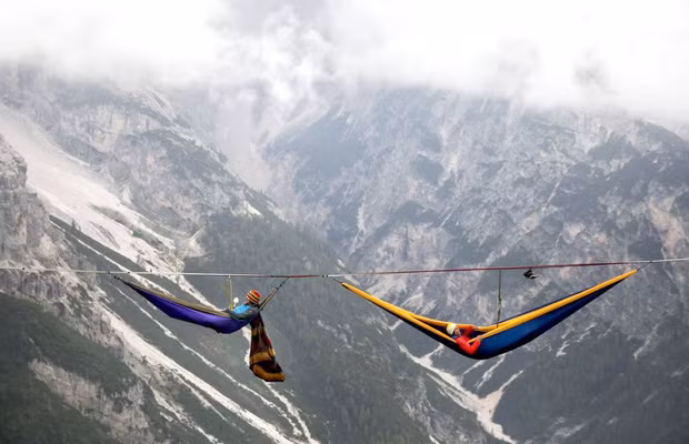 Những người tham gia trò chơi mạo hiểm tại Monte Piana được gọi là “những kẻ không sợ chết”. Tại đây các phượt thủ sẽ dùng sợi dây thừng dài hơn 200m, vắt ngang qua hẻm núi để mắc võng ngủ.