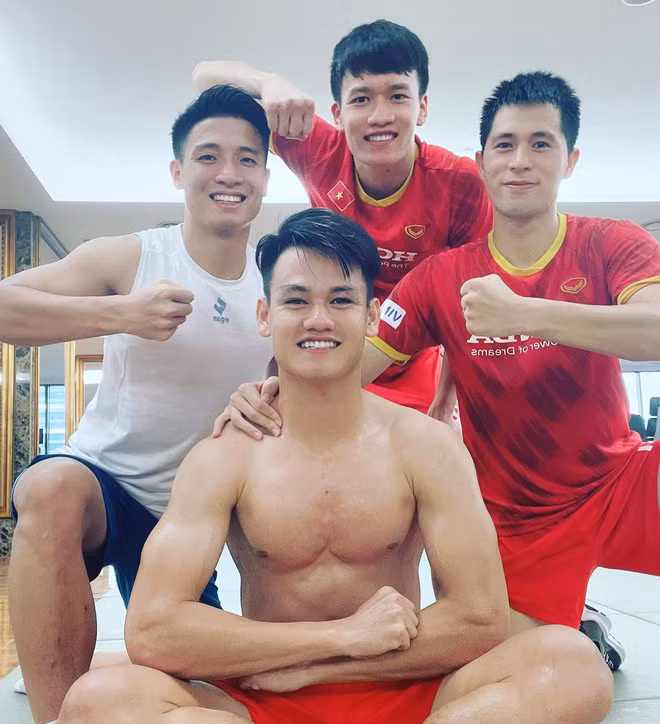Không thua kém gì đồng đội, Tấn Tài cũng sở hữu cơ bắp cuồn cuộn nhờ tuân thủ chế độ ăn uống, tập luyện nghiêm ngặt.