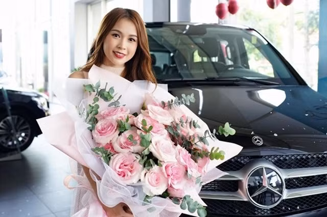 Từ lùm xùm này mà "ngọc nữ đời đầu" nhận về sự quan tâm không nhỏ từ phía cộng đồng mạng. Dù còn trẻ nhưng Sam đã sở hữu khối tài sản kếch xù hơn 50 tỷ đồng với bất động sản, siêu xe, hàng hiệu ngập tràn.