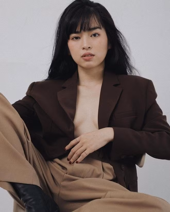 Thời gian qua, hot girl Đỗ Khánh Vân liên tục làm netizen lo lắng từ những thị phi từ trên trời rơi xuống, hay tình trạng sức khỏe không tốt trong mùa dịch. Cũng vì thế mà mỗi hành động bất thường của cô nàng đều được cư dân mạng quan tâm sát sao.
