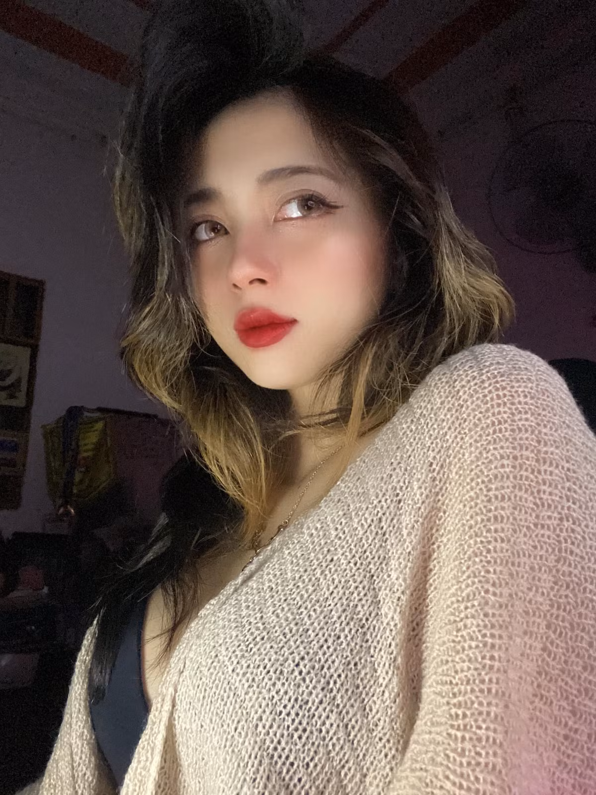 Chỉ lọt vào khung hình vài giây nhưng nữ trọng tài xinh đẹp của làng game Mercury Nguyen đã nhanh chóng chiếm trọn sóng trên MXH.