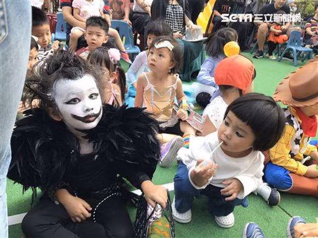 Sau khi có màn hóa trang Vô Diện gây sốt, năm sau đó cô bé này lại hóa thân thành nhân vật Ryuk của Dead Note siêu ngầu.