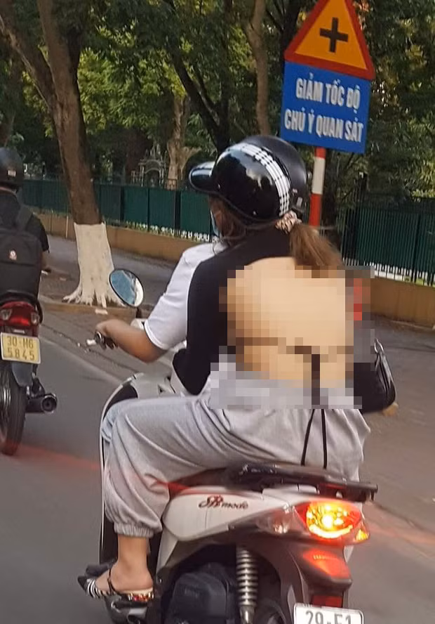 Theo như người đăng tải hình ảnh cho biết, cô gái ngồi sau xe trong trang phục phản cảm như vậy và di chuyển cả một quãng đường dài, mặc kệ những người xung quanh.
