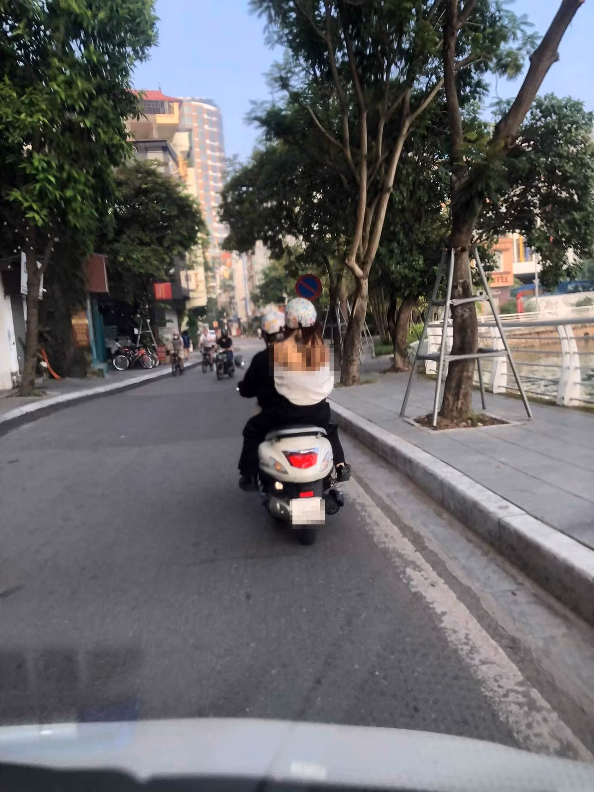 Hình ảnh ăn mặc hớ hênh của cô gái này đã nhận về rất nhiều bình luận lên án việc không chỉn chu trang phục trước khi ra đường: "Mình cũng là phái nữ nhưng không thể chịu nổi khi thấy cảnh này", "Bạn nam ngồi trước sao không nhắc nhở gì nhỉ, ăn mặc như thế không biết đẹp chỗ nào",...