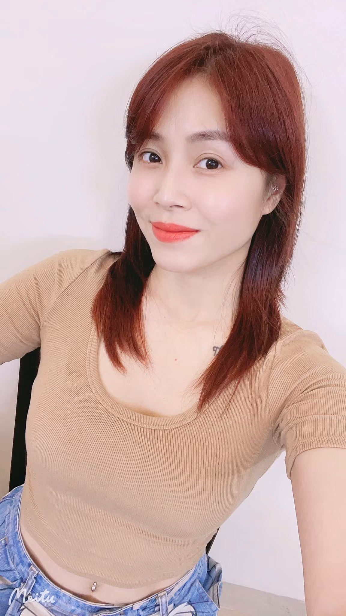 MC Hoàng Linh sở hữu 9 hình xăm có kích cỡ khác nhau trên cơ thể Trong đó, ấn tượng nhất phải kể đến hình xăm hoa hồng ở đùi và hình xăm sư tử ở cánh tay.